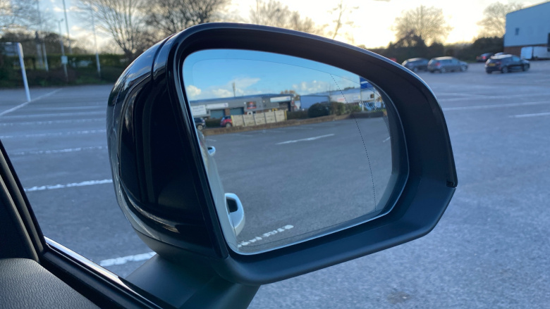 Volvo XC40 2.0 B4P Ultra Dark 5dr Auto Petrol Estate